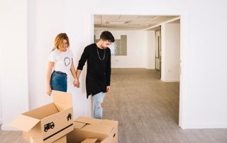 koppel-verhuisdozen-hand-in-hand